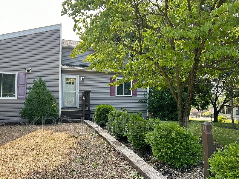 3 bed, 3.0 bath, 1781 sqft, $2,000 — Photo 2
