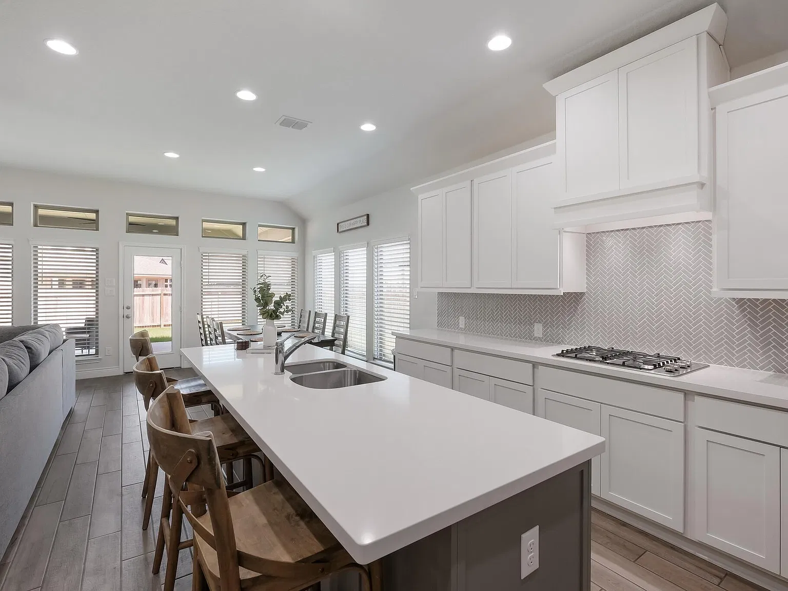 4 bed, 3.5 bath, 2293 sqft, $4,700 — Photo 4