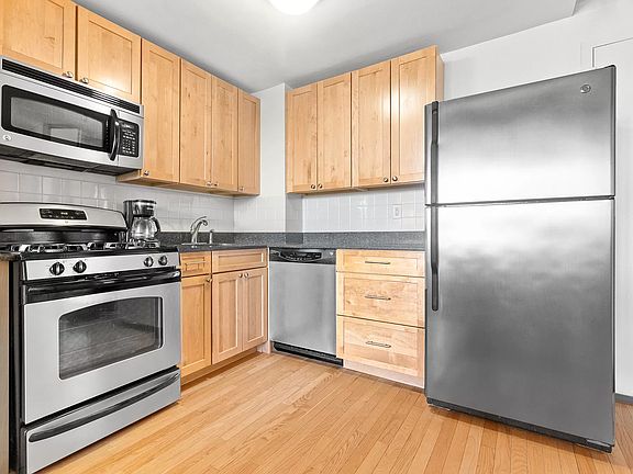 4th image of 301 Cathedral Pkwy APT 16E