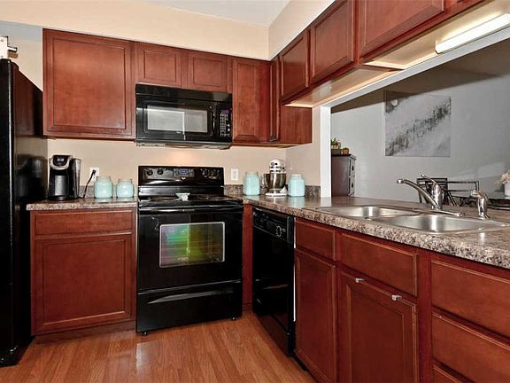 5th image of 1937 Greenpoint Dr APT 204