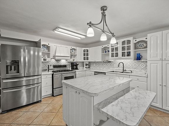 4th image of 3411 Kenwood Way