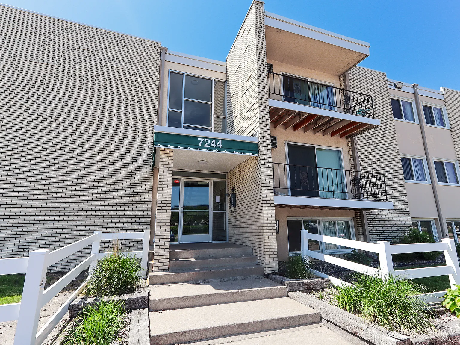 Cedar Avenue Apartments — Photo 1