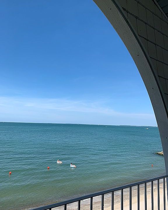 Upper Level with Super Views