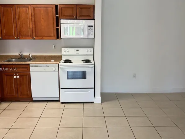 7090 NW 179th St APT 108, Hialeah, FL 33015