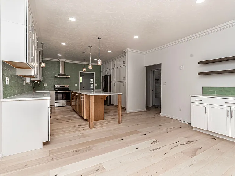829 Broadway Ave — Photo 8