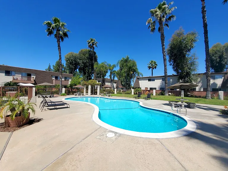 Paseo Del Prado Apartments! — Photo 25