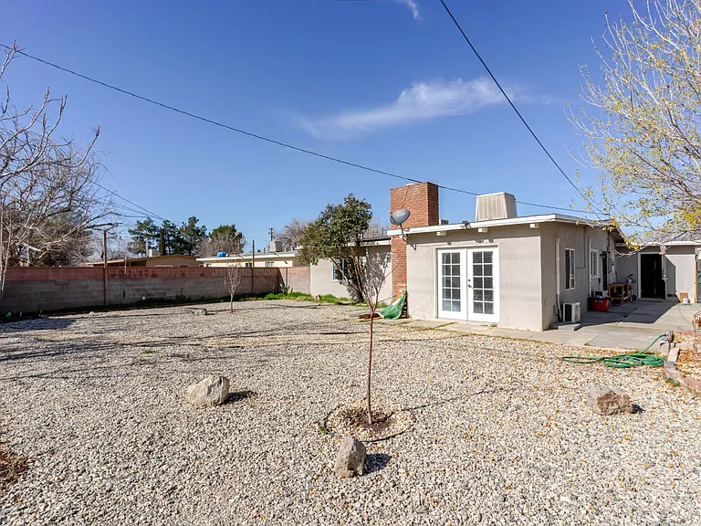 1432 W Avenue H #15 — Photo 15