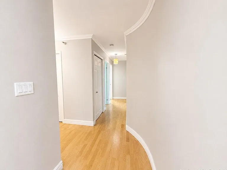 191 Queen St #206 — Photo 11