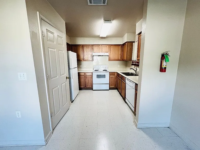 816 Martin Luther King Jr Dr — Photo 35
