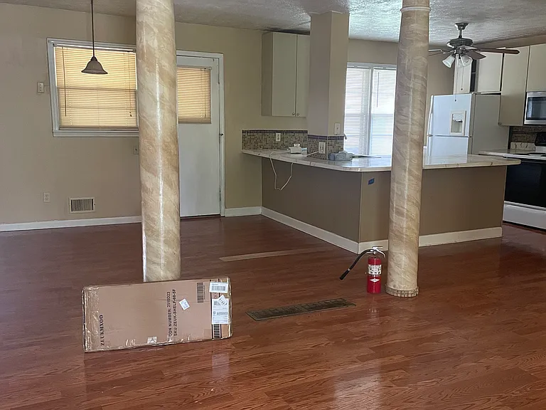 920 Forrest Cir SE — Photo 4