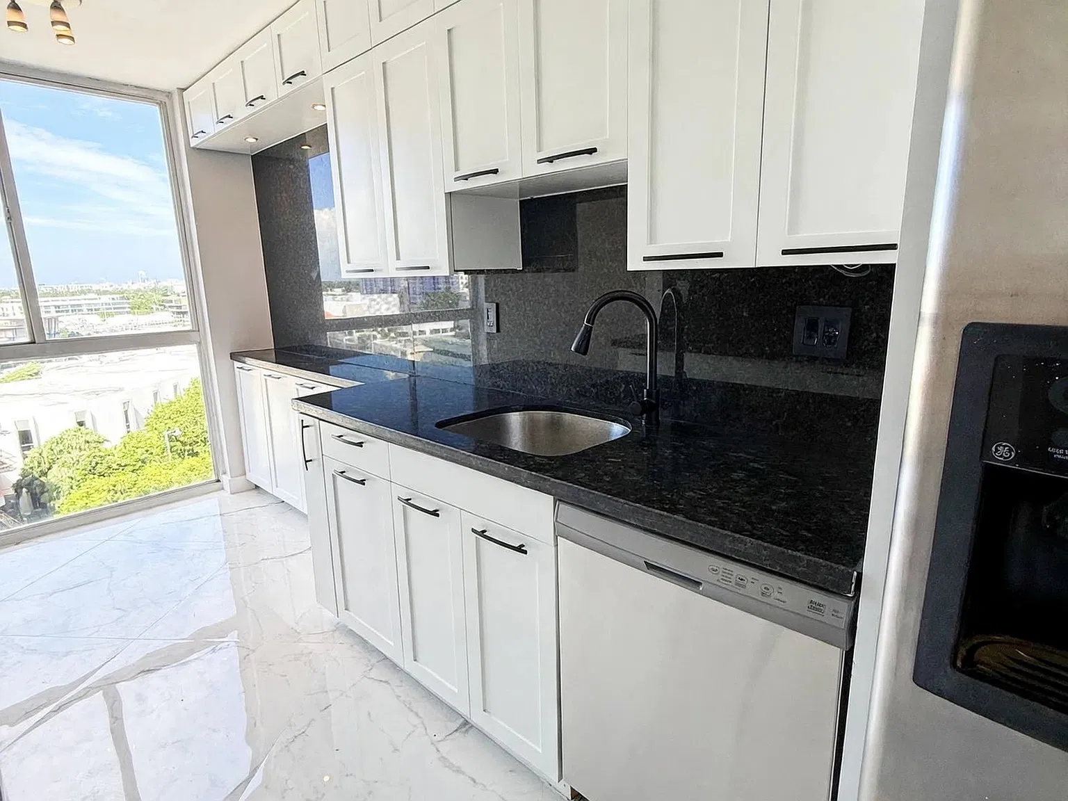 2 bed, 2.0 bath, 1000 sqft, $4,750 — Photo 2