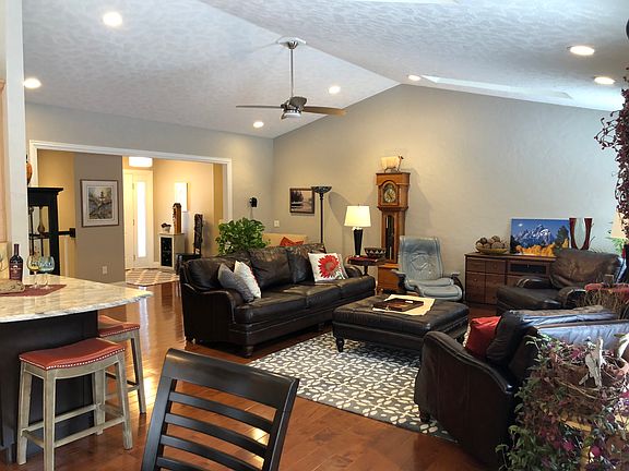 Dinette to Gr Room