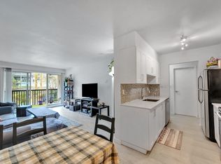9847 Manchester Dr #304, Burnaby, BC V3N 4P4