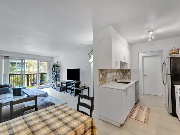 9847 Manchester Dr #304, Burnaby, BC V3N 4P4