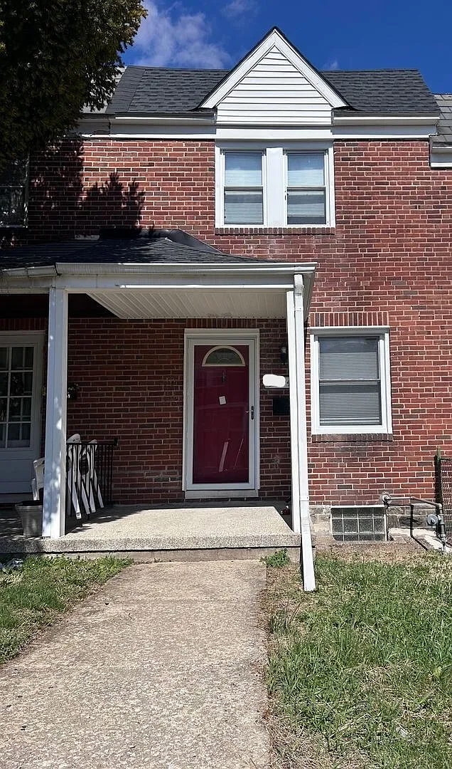 3 bed, 1.5 bath, $2,500 — Photo 2