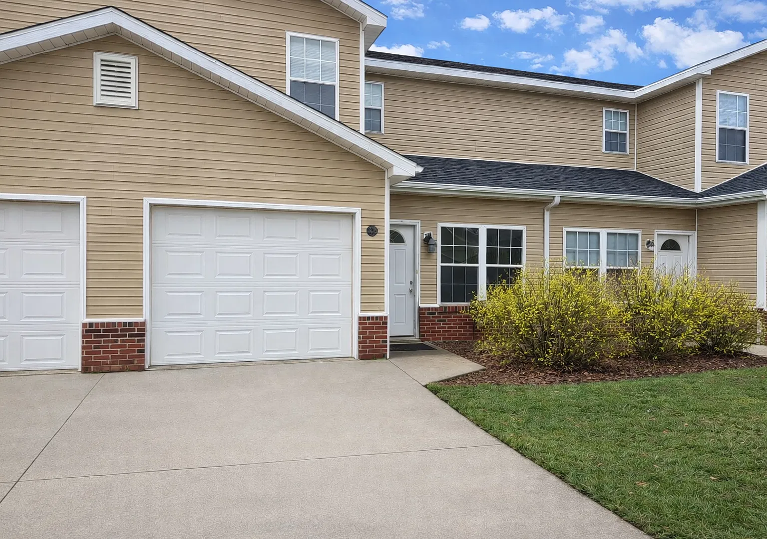 Auburn Hills Townhome | 3 Bedroom — Photo 2
