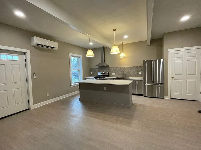 209-217 E Seneca St #215 — Photo 8