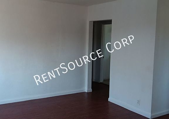 3rd image of 611 W Buena Vista St #1