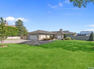 4 Biltmore Ave, Oakdale, NY 11769
