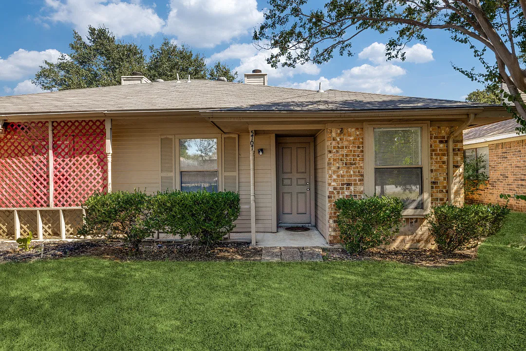 2 bed, 917 sqft, $1,600 — Photo 1