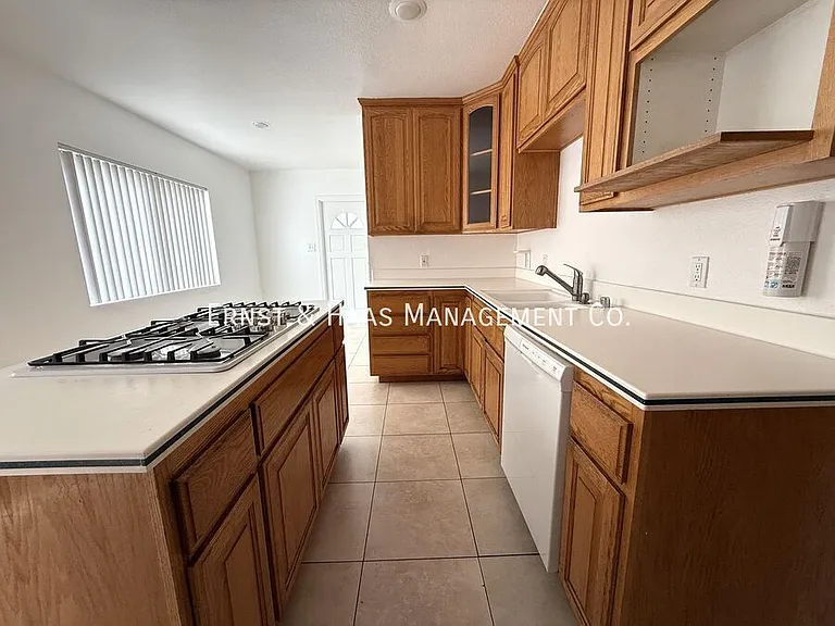 4723 Blackthorne Ave — Photo 8