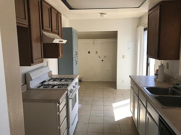 kitchen, washer & dryer hookups