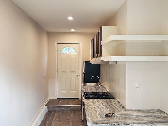 4th image of 1613 2nd Ave #B