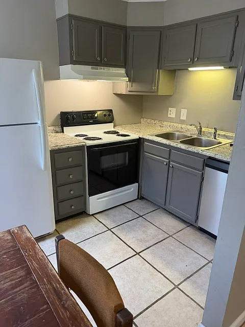 2 bed, 580 sqft, $1,200 — Photo 2
