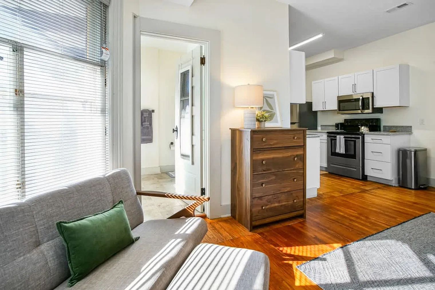 1 bed, 1.0 bath, 495 sqft, $2,118 — Photo 3
