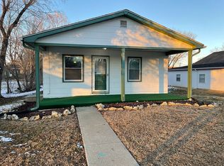 319 E 6th St, Tonganoxie, KS 66086