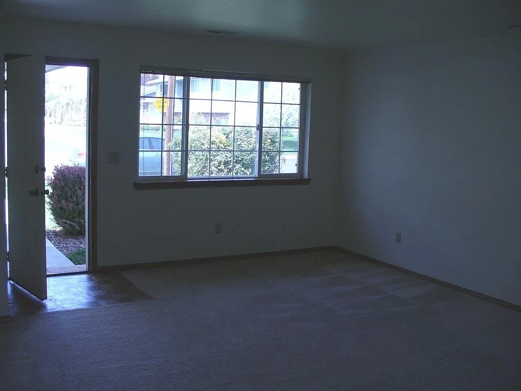 3 bed, 1200 sqft, $1,700 — Photo 3