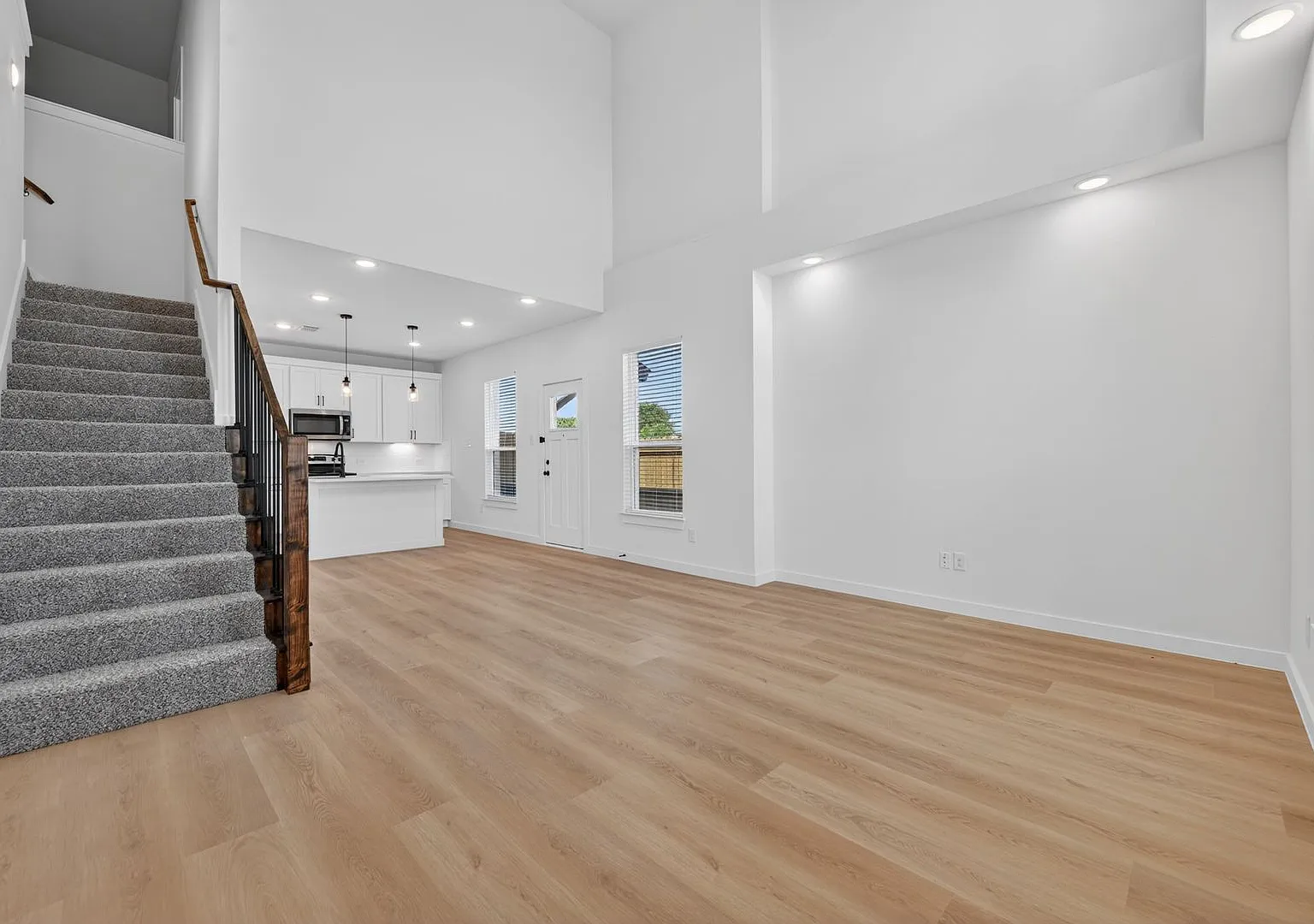 Yasmin Court Townhomes — Photo 3