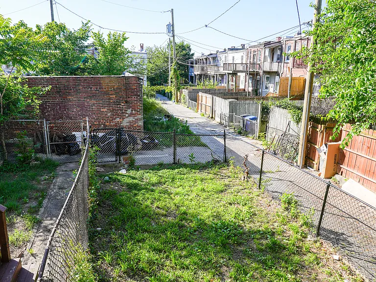 Clarence Ave — Photo 29