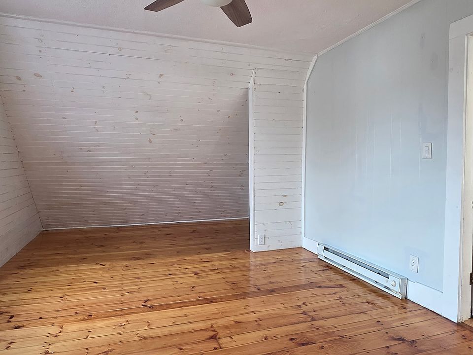 larger bedroom - 1 of 2 bedrooms