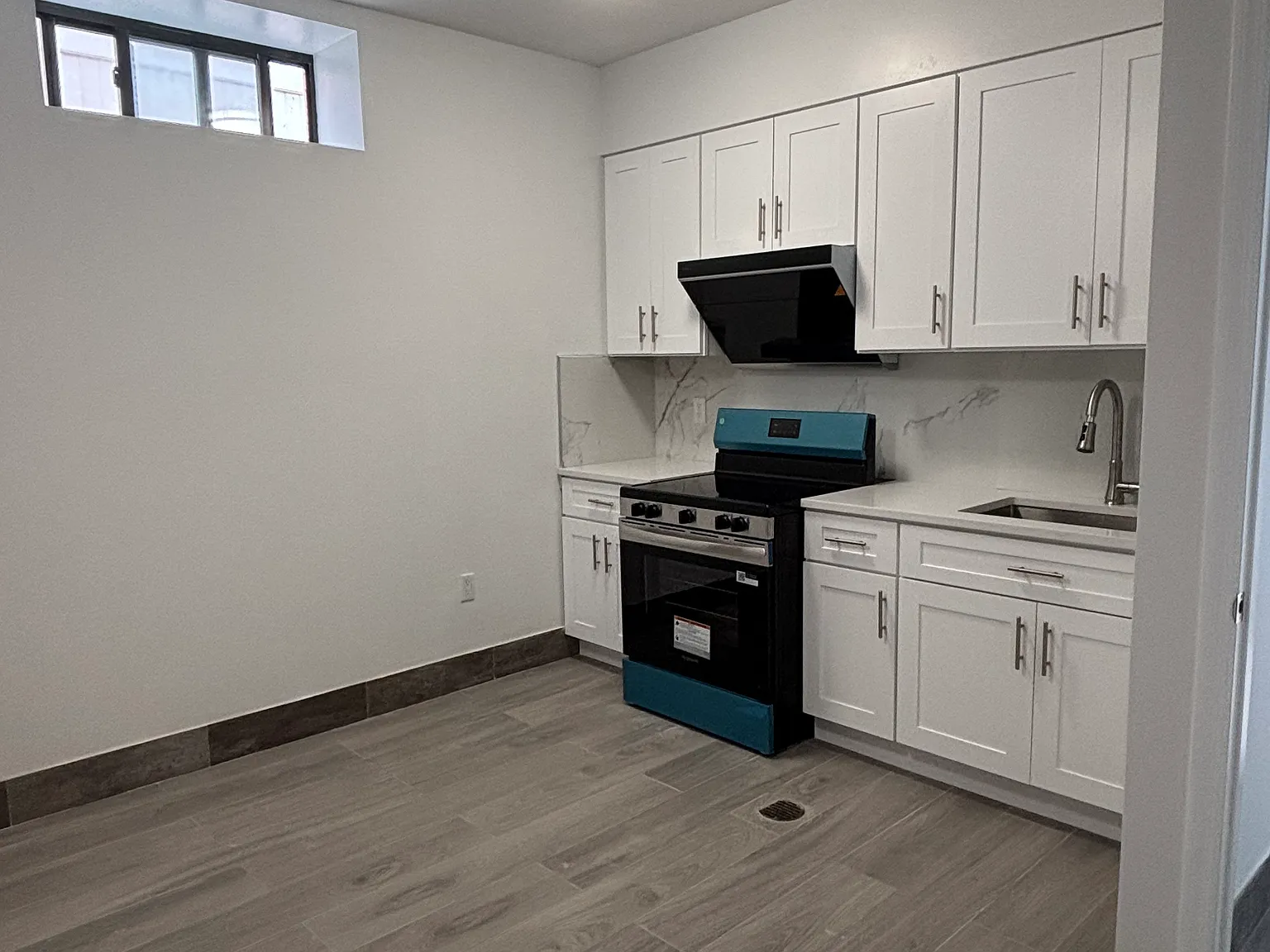 2 bed, 750 sqft, $2,300 — Photo 3