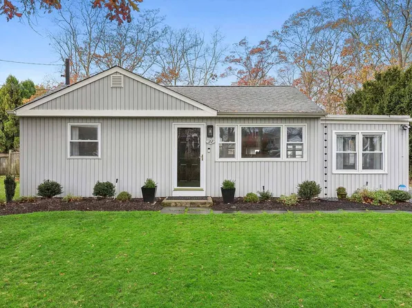 22 Barracuda Rd, East Quogue, NY 11942