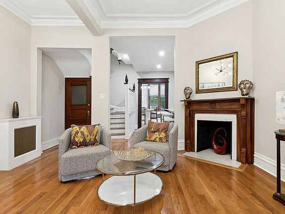 3rd image of 215 W 138th St #1