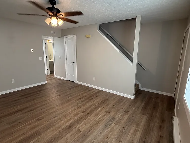 1530 Hawk Cir #D — Photo 7