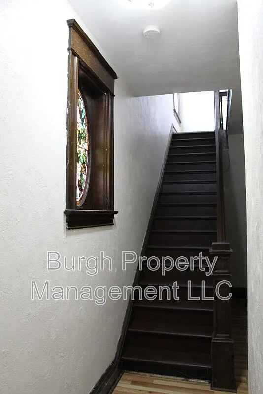 Building Photo - 213 6th Ave #2