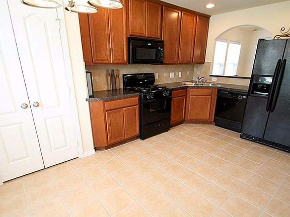 5th image of 1016 Red River St