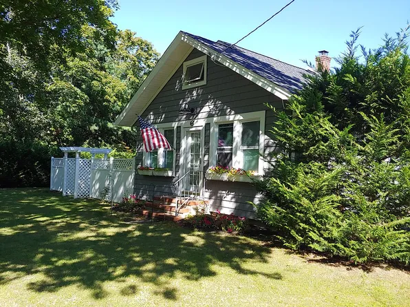 6 Percy St, Westhampton, NY 11977