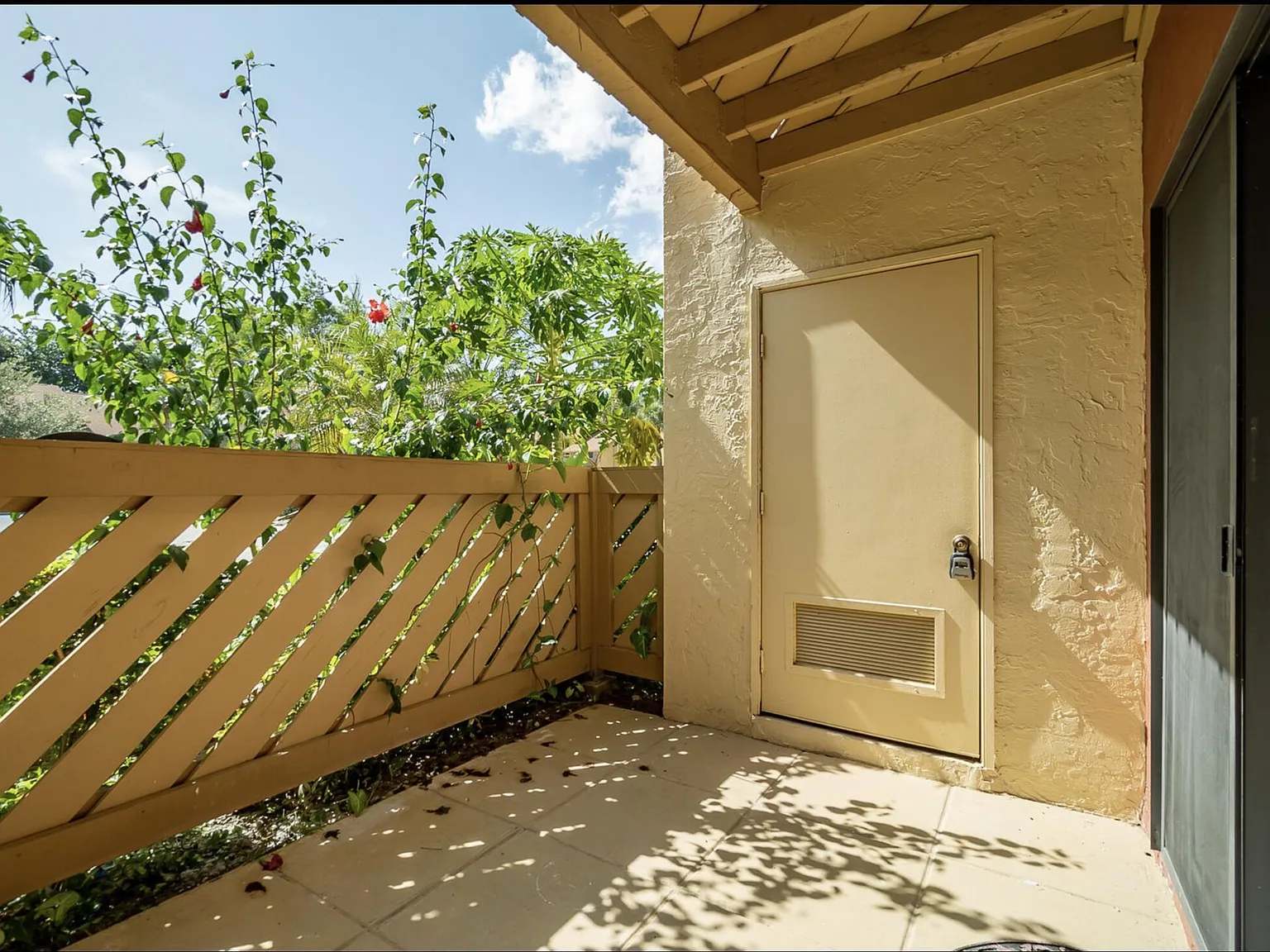 3 bed, 2.0 bath, 1300 sqft, $5,500 — Photo 4