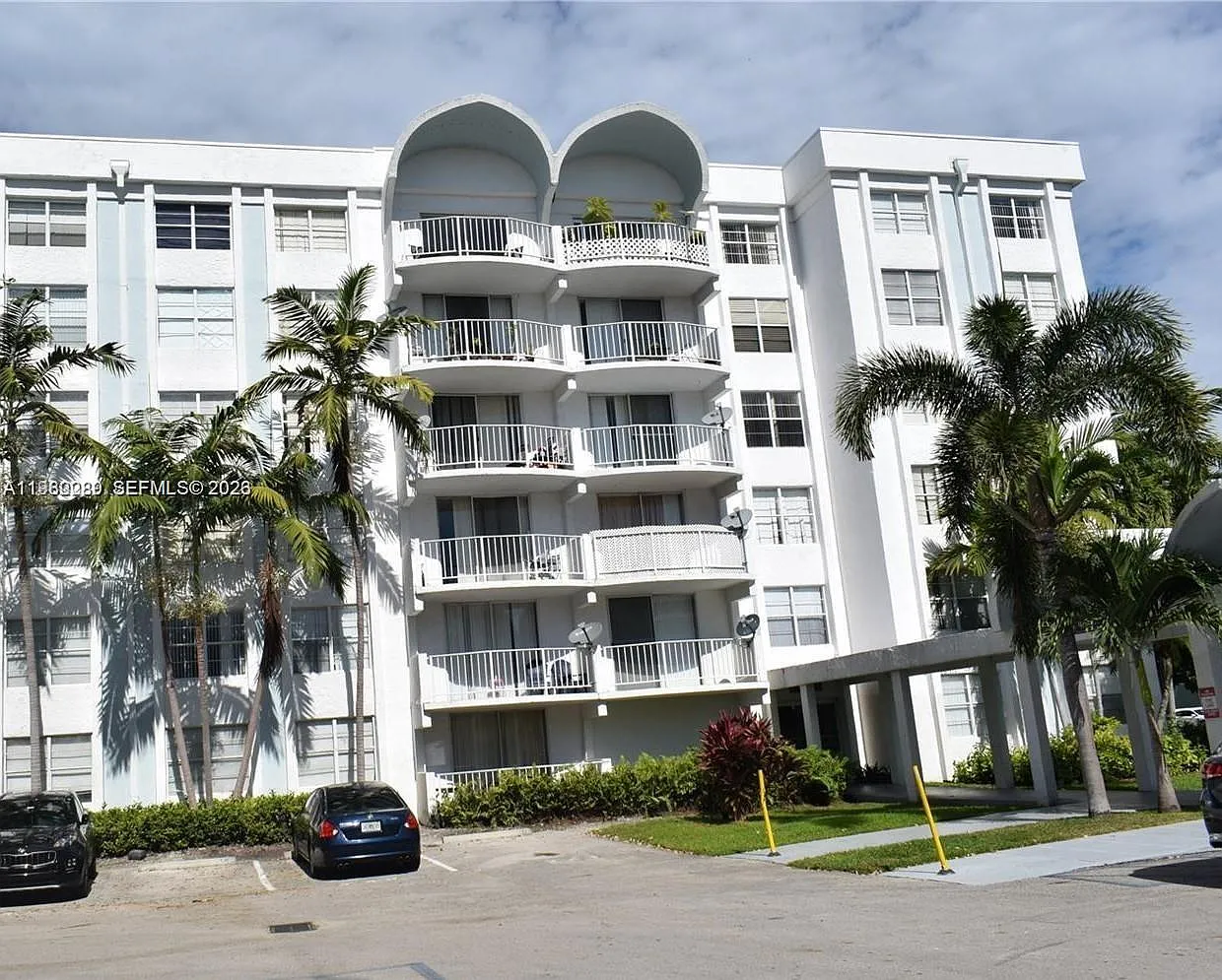 Montecarlo Condo — Photo 1