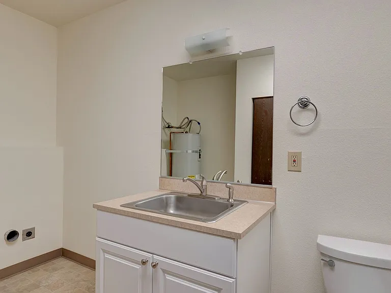 1601 McKinnon Dr — Photo 22