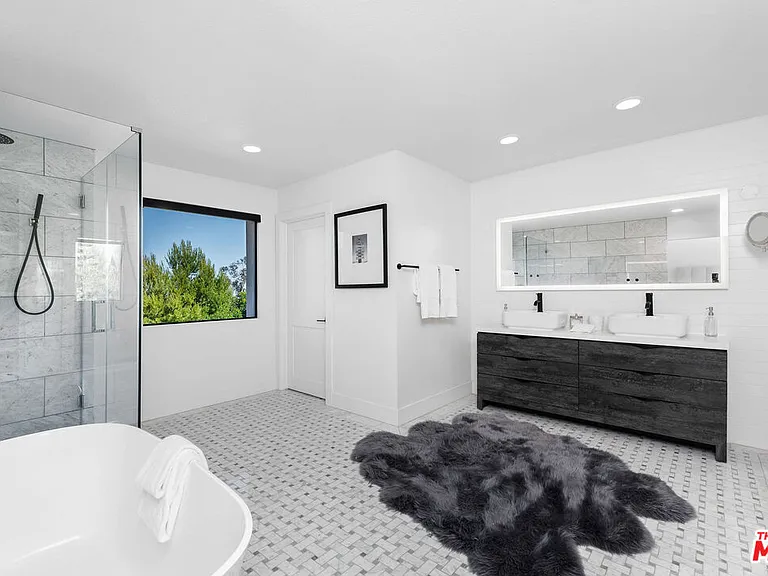 23458 W Moon Shadows Dr — Photo 15