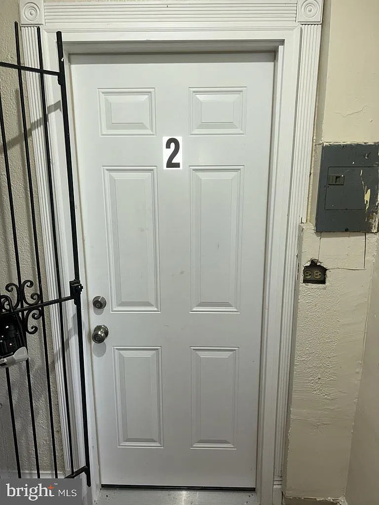 713 Irving St NE — Photo 3