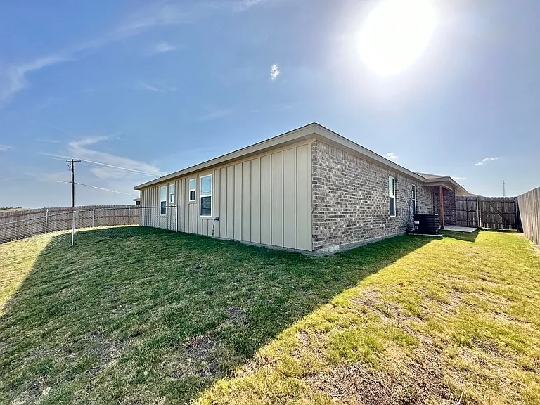 1821 Clovis Dr — Photo 20