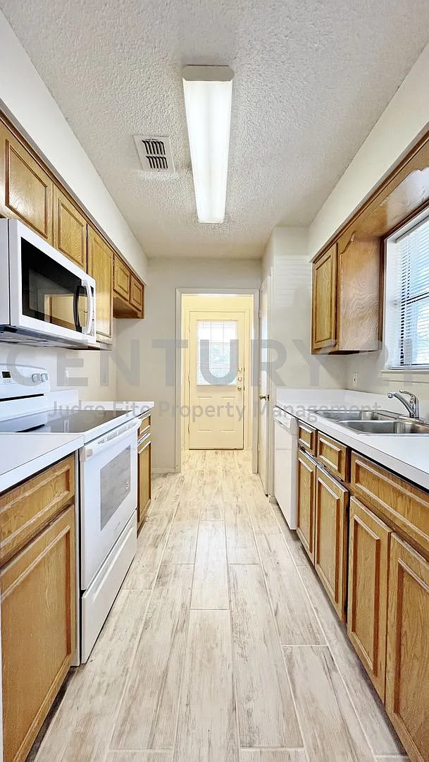 Adorable 2/2 Duplex in Weatherford For Rent! — Photo 4