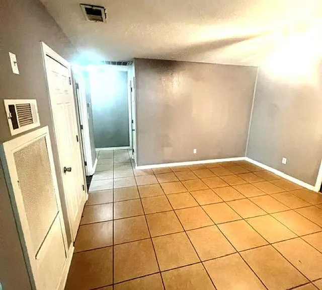 3221 Beacon St — Photo 8