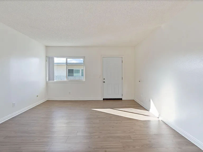 905 North 3rd Comfort, Community & Convenience in Vibrant Burbank — Photo 9